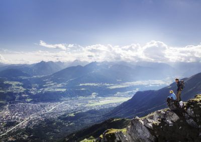 Due persone in piedi sulla cima di una montagna nel Tirolo, Karwendel.