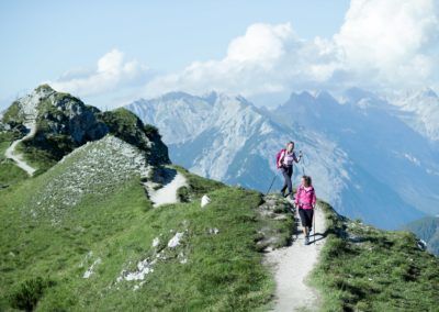 Due persone che fanno un'escursione sul sentiero Höhenweg nelle montagne Karwendel in Tirolo.