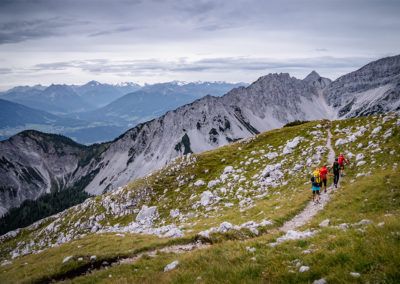 Eine Wandergruppe auf dem Karwendel Höhenweg in den Tiroler Bergen.