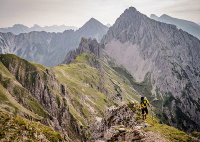 Eine Person wandert auf dem Höhenweg im Karwendel, Tirol.